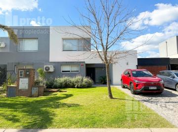 Casa · 100m² · 3 Dormitorios · 3 Cocheras · Muy Linda Casa en Venta!