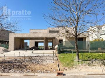 Casa · 260m² · 6 Ambientes · 2 Cocheras · Casa en Venta de 4 Dorm. en El Cantón Golf