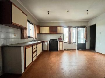 Casa · 98m² · 2 Dormitorios · 3 Cocheras · Casa a Refaccionar en Venta en Los Hornos