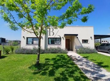 Casa · 133m² · 5 Ambientes · 1 Cochera · Casa en Venta Barrio Santa Lucía - Pilar del Este