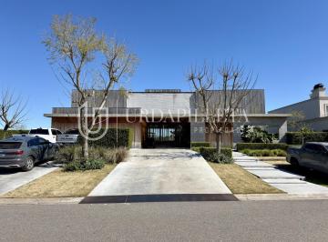 Casa · 1860m² · 10 Ambientes · 6 Cocheras · Casa en Venta en La Berlina, Pilará