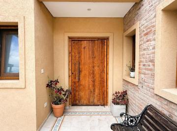 Casa · 156m² · 4 Ambientes · 6 Cocheras · Casa con Escritura en Barrio El Aljibe