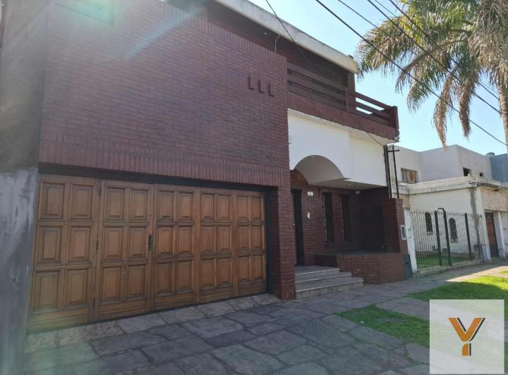 Casa · 180m² · 5 Ambientes · 2 Cocheras