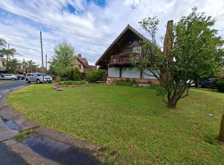 Casa · 160m² · 5 Ambientes · 2 Cocheras