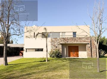 Casa · 195m² · 5 Ambientes · 2 Cocheras · Casa en Alquiler en El Canton Islas Lote Central 3 Dorm. y Pileta