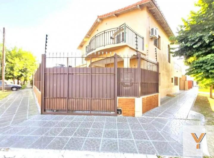 Casa · 282m² · 3 Ambientes · 2 Cocheras