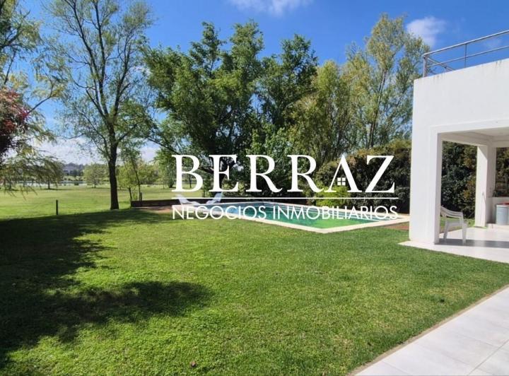 Casa · 230m² · 4 Ambientes · 2 Cocheras