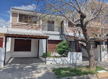 Se ofrece en alquiler hermosa y cómoda propiedad ubicada en el corazón de Barrio · Se Alquila Casa de 2 Dorm.