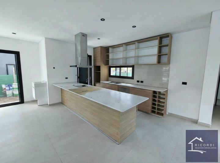 Casa · 186m² · 4 Ambientes · 2 Cocheras