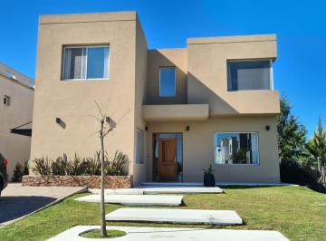Casa · 240m² · 5 Ambientes · 4 Cocheras · Casa - Las Tipas