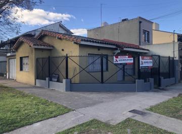 Casa · 85m² · 3 Ambientes · 1 Cochera · Alquiler en José Mármol: Casa en Esquina a Pasos de Bynnon y La Estación