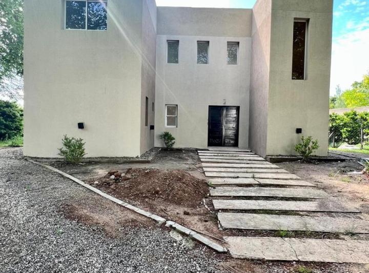 Casa · 180m² · 4 Ambientes · 1 Cochera