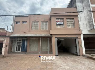 Casa · 210m² · 5 Ambientes · 1 Cochera · Casa 6 Amb. en Venta Excelente Ubicación C/local