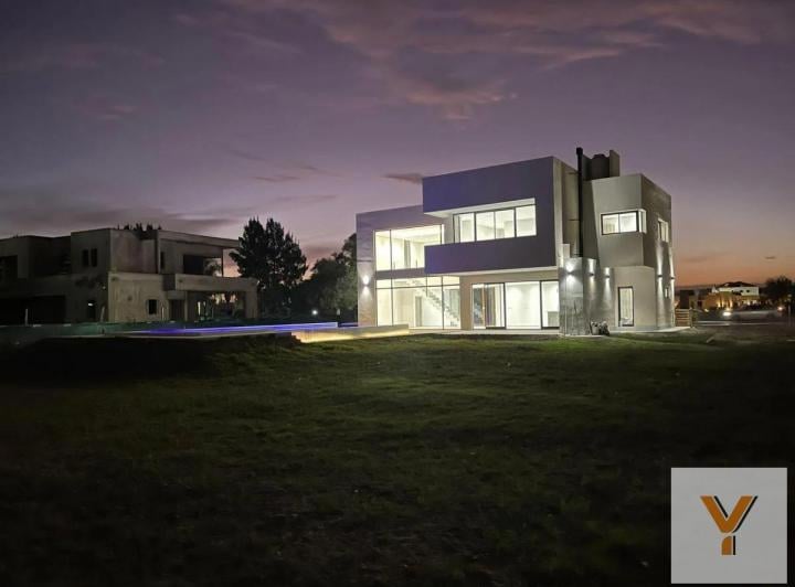 Casa · 270m² · 5 Ambientes · 2 Cocheras