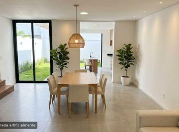 Casa · 150m² · 4 Ambientes · 1 Cochera · Casa a Estrenar en Martínez — 3 Dorm., Suite con Vestidor, Jardín con Parrilla y Cochera