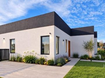 Casa · 145m² · 4 Ambientes · 2 Cocheras · Venta Casa Santa Sofía - 3 Dorm. - Pilar del Este