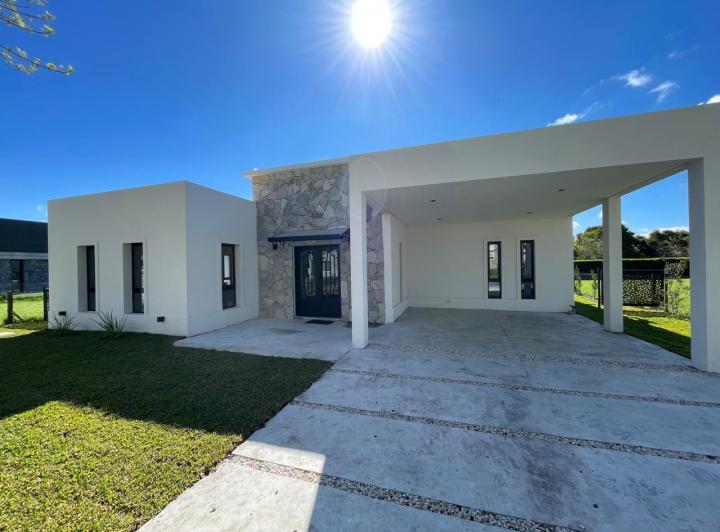 Casa · 250m² · 5 Ambientes · 2 Cocheras