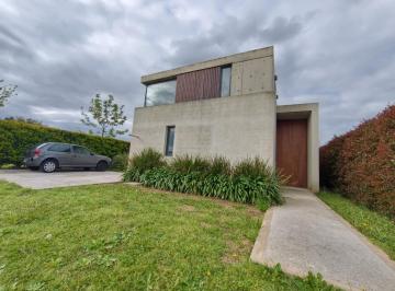 Casa · 210m² · 5 Ambientes · 2 Cocheras · Casa en Venta en San Miguel