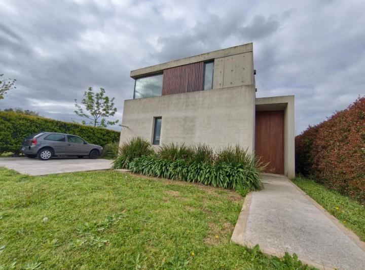 Casa · 210m² · 5 Ambientes · 2 Cocheras