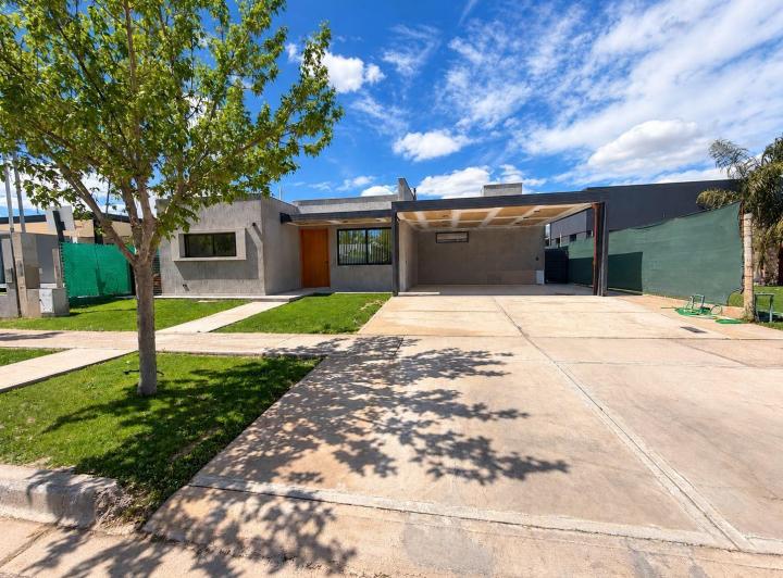 Casa · 150m² · 3 Ambientes · 2 Cocheras