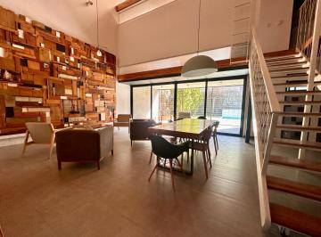 Casa · 190m² · 4 Ambientes · 2 Cocheras · Casa en Venta de Tres Dorm. con Pileta en Echesortu