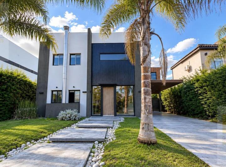 Casa · 263m² · 7 Ambientes · 4 Cocheras
