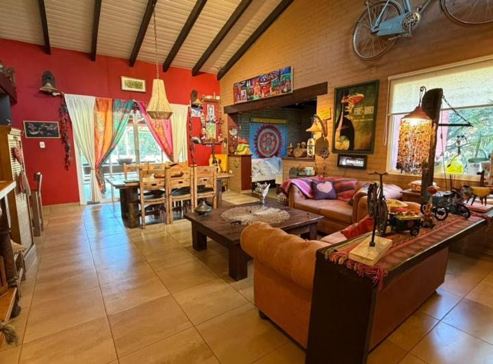 Casa · 324m² · 8 Ambientes · 2 Cocheras