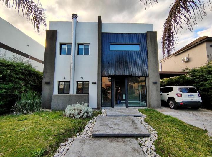 Casa · 330m² · 7 Ambientes · 1 Cochera