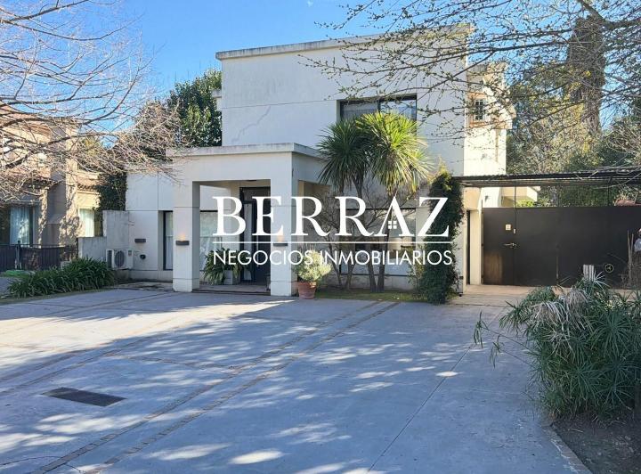 Casa · 220m² · 6 Ambientes · 2 Cocheras