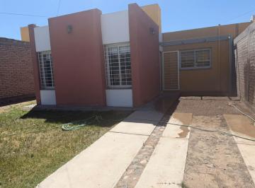 Casa · 97m² · 4 Ambientes · 2 Cocheras · Alquiler Casa 2 Dorm. en Pocito