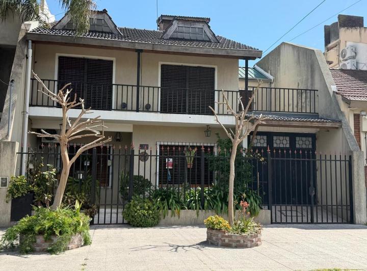 Casa · 160m² · 5 Ambientes · 1 Cochera