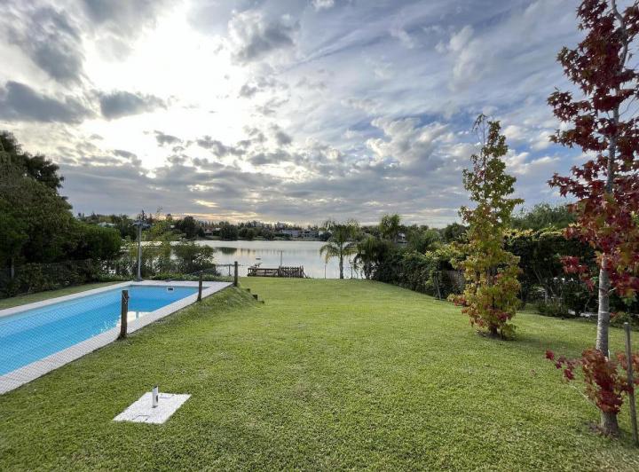 Casa · 295m² · 6 Ambientes · 2 Cocheras