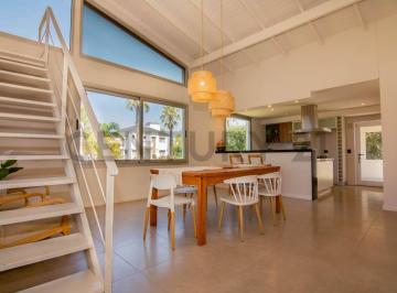 Casa · 258m² · 6 Ambientes · 1 Cochera · Venta Casa de 3 Dorm. con Jardín, Pileta y Cochera | Funes Hills, Miraflor
