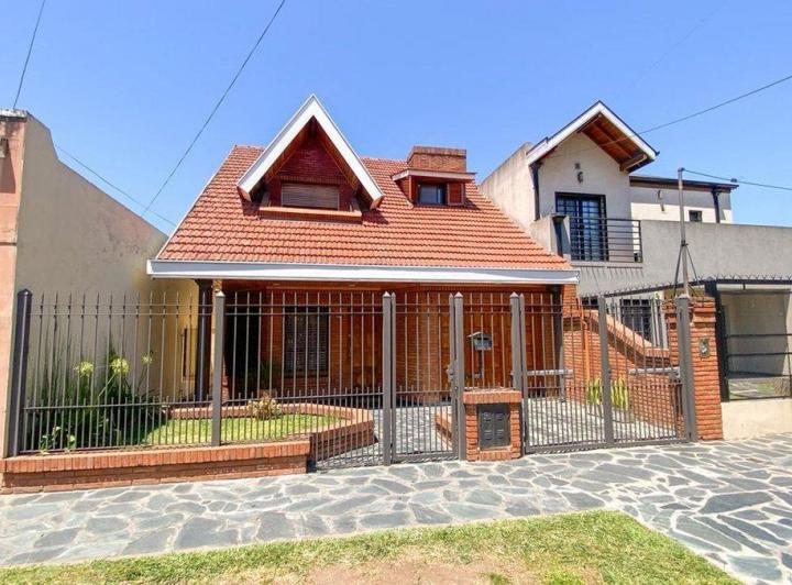 Casa · 175m² · 4 Ambientes · 2 Cocheras