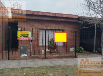 Casa · 102m² · 3 Dormitorios · 1 Cochera · Casa en Venta en Villa de Mayo. Oportunidad a Inversionista.