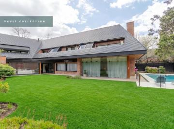 Casa · 400m² · 8 Ambientes · 2 Cocheras · Distinguida Casa en Venta Ubicada en El Exclusivo Sector de Av Libertador Al Río, Acassuso.