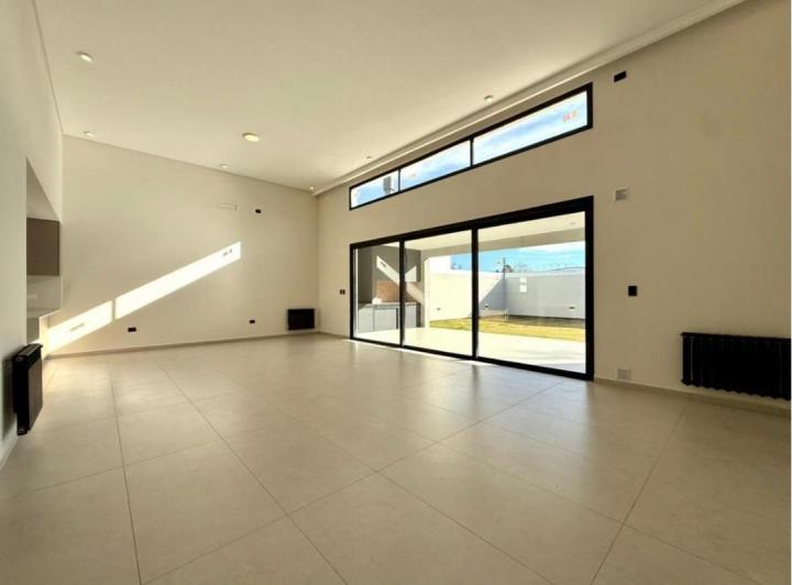Casa · 378m² · 4 Ambientes · 2 Cocheras