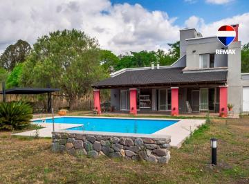 Casa · 222m² · 5 Ambientes · 2 Cocheras · Venta Casa con Pileta 3 Dorm. en San Luis