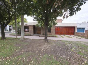 Casa de 4 ambientes, Córdoba · Casa, Garage Doble, Patio, Asador, Dos Dor y Escritorio/dormitorio Extra, Zona Shopping Villa Cabrera