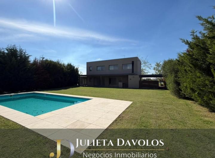 Casa · 195m² · 5 Ambientes · 2 Cocheras