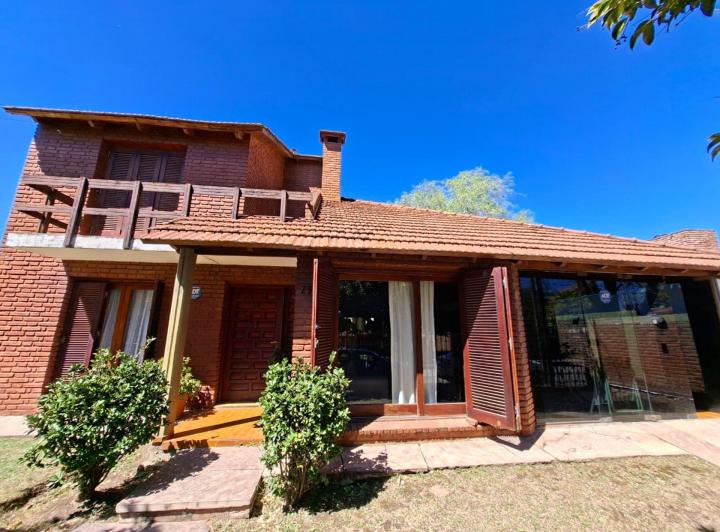 Casa · 233m² · 6 Ambientes · 2 Cocheras