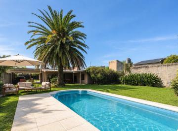Casa · 206m² · 5 Ambientes · 1 Cochera · Venta. Casa. 5 Ambientes. Refaccionada. Pileta. Longchamps.