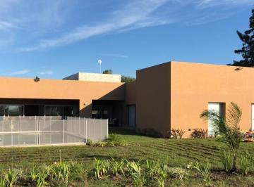 Casa · 1300m² · 4 Ambientes · 3 Cocheras · Casa en Alquiler Amoblada en Área 60