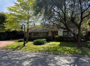 Casa · 230m² · 6 Ambientes · 2 Cocheras · Casa en Alquiler en Buenos Aires Village, Bella Vista, San Miguel