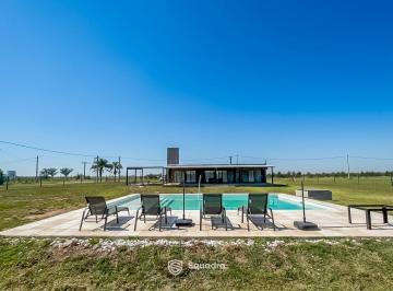 Casa · 150m² · 4 Ambientes · 4 Cocheras · Venta / Permuta - Casa de 3 Dorm., Jardín y Piscina. Coronel Dominguez, Santa Fe.