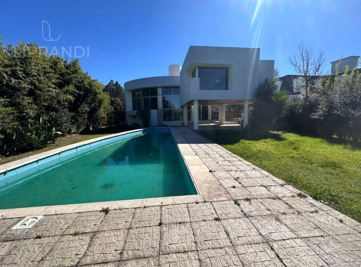 Casa · 414m² · 4 Ambientes · 1 Cochera