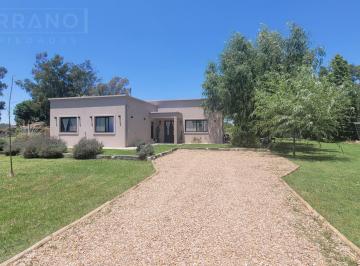 Casa · 1947m² · 4 Ambientes · 1 Cochera · Venta Casa 4 Ambientes Barrio Parque Sakura 3, Exaltación de La Cruz