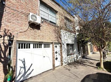 Casa · 176m² · 6 Ambientes · 2 Cocheras · Casa en Venta - 4 Dorm. - Tiro Suizo