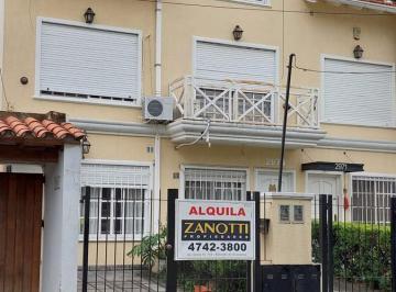 Casa · 100m² · 5 Ambientes · 1 Cochera · Casa Triplex en Alquiler.