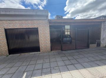 Casa · 105m² · 4 Ambientes · 2 Cocheras · Casa con Jardin y Cochera Apto Credito Villa Tesei